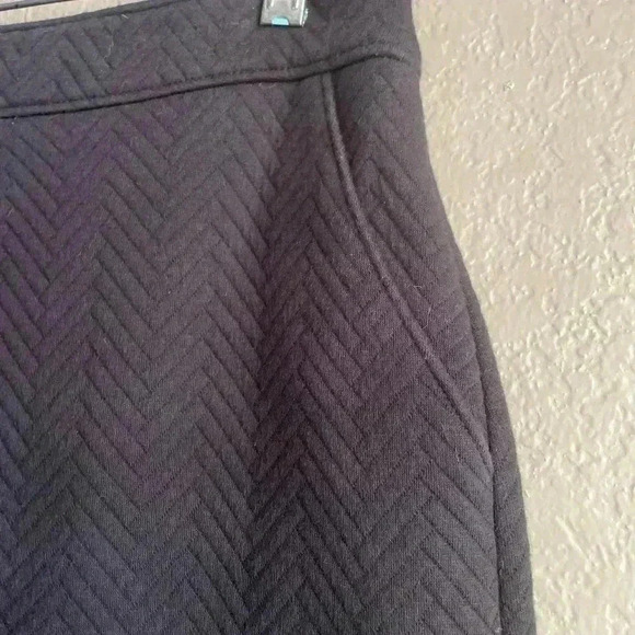 Skirt Ann Taylor LOFT A Line Mini Size 4 Black Stitched Chevron Pattern Pockets - Picture 3 of 7